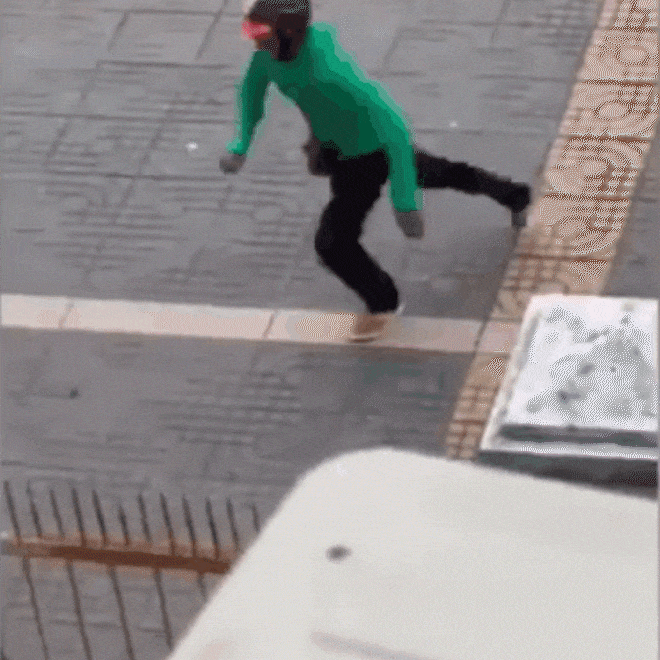 CLIP GÂY PHẪN NỘ: Mặc con đứng cạnh gào khóc, chồng lao vào đấm thẳng mặt vợ bầu, dúi ngã xuống đất vẫn dọa đánh tiếp-2