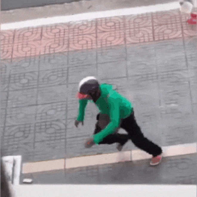 CLIP GÂY PHẪN NỘ: Mặc con đứng cạnh gào khóc, chồng lao vào đấm thẳng mặt vợ bầu, dúi ngã xuống đất vẫn dọa đánh tiếp-3