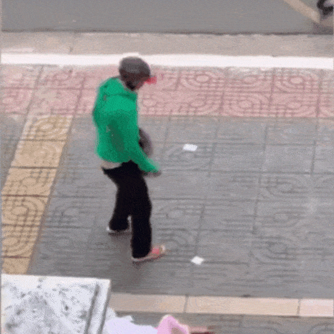 CLIP GÂY PHẪN NỘ: Mặc con đứng cạnh gào khóc, chồng lao vào đấm thẳng mặt vợ bầu, dúi ngã xuống đất vẫn dọa đánh tiếp-4