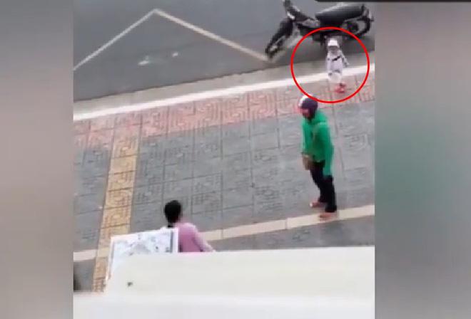 CLIP GÂY PHẪN NỘ: Mặc con đứng cạnh gào khóc, chồng lao vào đấm thẳng mặt vợ bầu, dúi ngã xuống đất vẫn dọa đánh tiếp-5