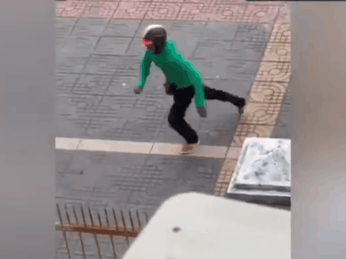 CLIP KHÓ TIN: Người đàn ông tung cước đá tên cướp đang phi xe máy ngã văng ra đường-5