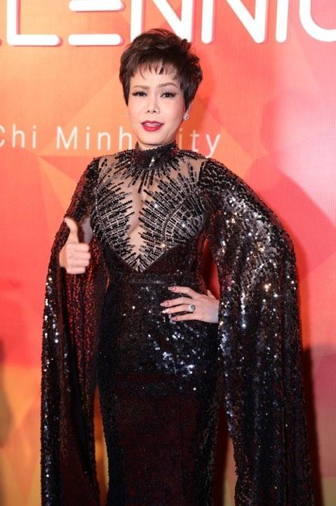 Khoe ngực và lộ nội y là cách để Nam Em, Việt Hương, Lâm Khánh Chi lọt TOP SAO MẶC XẤU-6