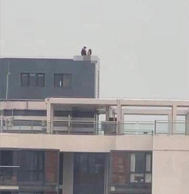 Lại thêm cặp đôi vô tư diễn cảnh nóng trên sân thượng nhà cao tầng khiến người xem thốt lên đã phản cảm còn nguy hiểm-2