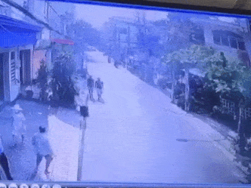 CLIP KHÓ TIN: Người đàn ông 'tung cước' đá tên cướp đang phi xe máy ngã văng ra đường CLIP KHÓ TIN: Người đàn ông 'tung cước' đá tên cướp đang phi xe máy ngã văng ra đường