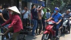CLIP KHÓ TIN: Người đàn ông 'tung cước' đá tên cướp đang phi xe máy ngã văng ra đường