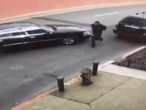 Tưởng chạy thoát khỏi cảnh sát mười mươi rồi, ai ngờ vì lý do ‘trời ơi đất hỡi’ này mà bị bắt