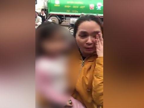 Mẹ tá hỏa xem camera, thấy con bị người đàn ông lạ vào nhà bế đi-1