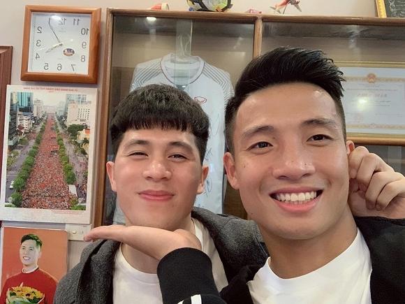 Dũng trung vệ quây quần tại nhà Đình Trọng, fan lại được dịp đẩy thuyền, se duyên-1