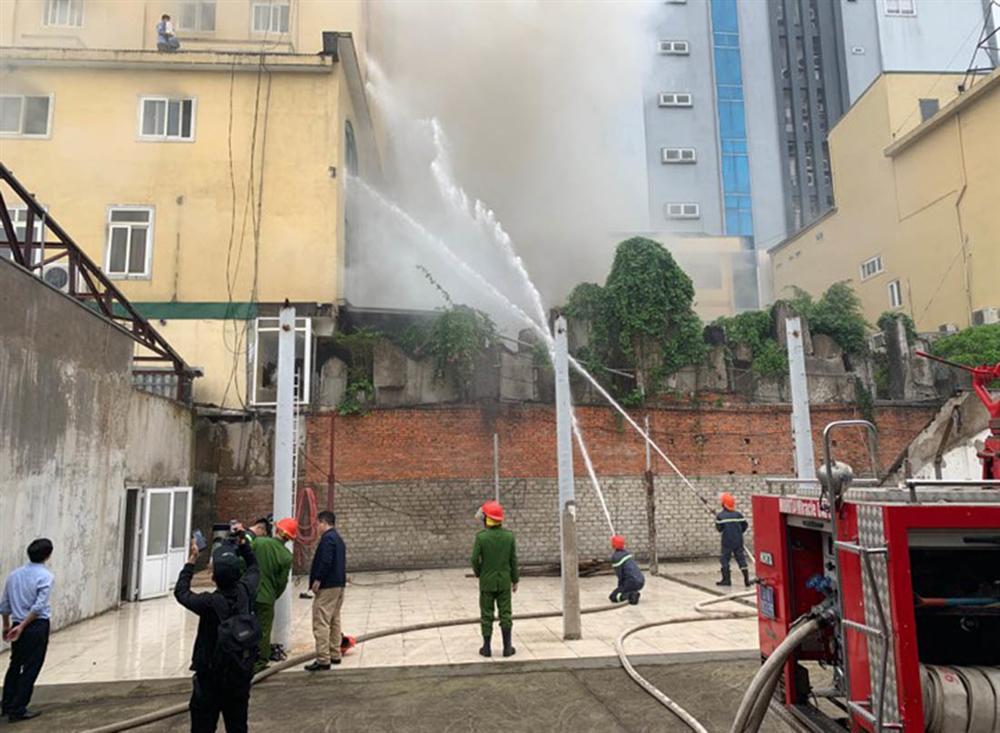 Cháy quán karaoke lớn nhất TP Vinh, nữ nhân viên chết ở nhà vệ sinh-3