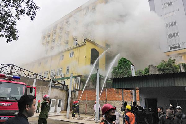 Cháy quán karaoke lớn nhất TP Vinh, nữ nhân viên chết ở nhà vệ sinh-5