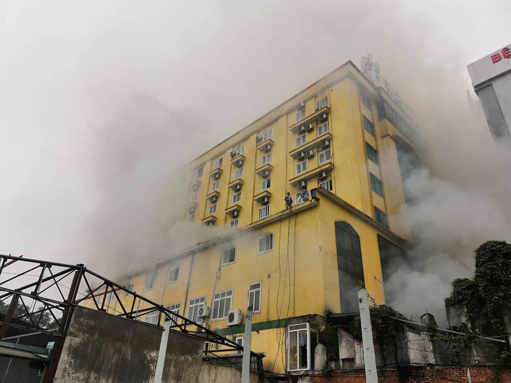 Cháy quán karaoke lớn nhất TP Vinh, nữ nhân viên chết ở nhà vệ sinh-6