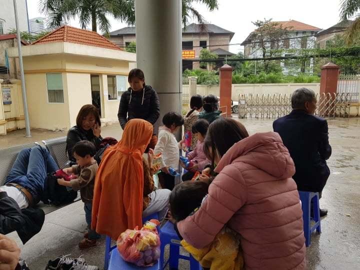 700 gia đình đội mưa, xếp hàng từ 3h sáng chờ xét nghiệm sán lợn-5