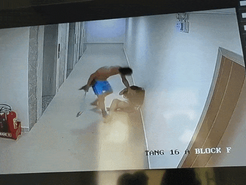 CLIP BỨC XÚC: Nam thanh niên đâm tốc váy người phụ nữ, hành động sau của anh ta mới đáng lên án-2