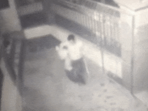 Bé trai 8 tuổi bị bố đẻ bạo hành dã man ở Bắc Giang Bé trai 8 tuổi bị bố đẻ bạo hành dã man ở Bắc Giang