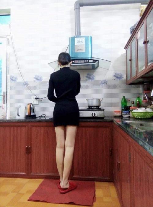 Dân mạng sôi sục trước loạt ảnh cô giáo trẻ ăn mặc táo bạo đứng trên lớp giảng bài-4