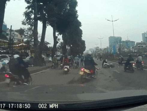 CLIP BỨC XÚC: Nam thanh niên đâm tốc váy người phụ nữ, hành động sau của anh ta mới đáng lên án