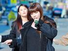 Park Bom lộ giọng hát nhiều hạn chế khi biểu diễn trên đường phố