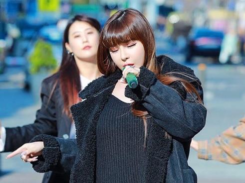 Park Bom lộ giọng hát nhiều hạn chế khi biểu diễn trên đường phố