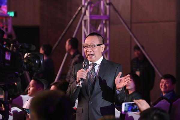 Bất ngờ được chế ảnh thành Sơn Tùng M-TP trong MV Lạc trôi, MC Lại Văn Sâm toát mồ hôi hột trên sóng truyền hình-1