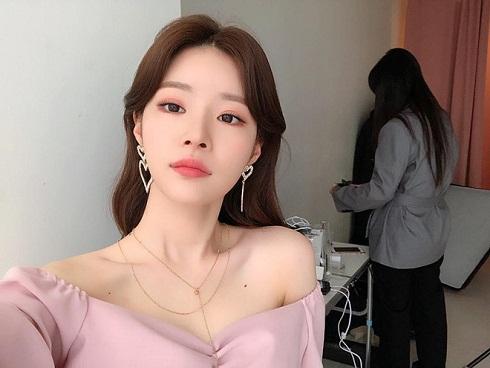 Bạn gái tin đồn bị ném đá sau bê bối của Seungri và nhóm chat sex