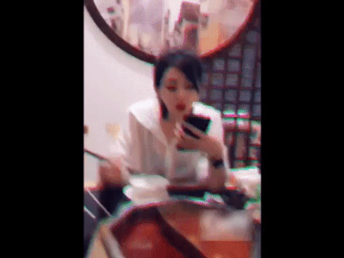 Sống ảo vừa thôi, nếu không bạn sẽ được ăn món ‘điện thoại nhúng lẩu’ Sống ảo vừa thôi, nếu không bạn sẽ được ăn món ‘điện thoại nhúng lẩu’