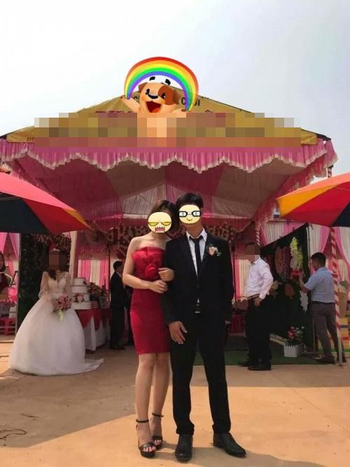 Tranh cãi gay gắt khoảnh khắc chú rể tình tứ chụp ảnh cùng người yêu cũ, bỏ lại cô dâu bơ vơ đứng phía sau-1