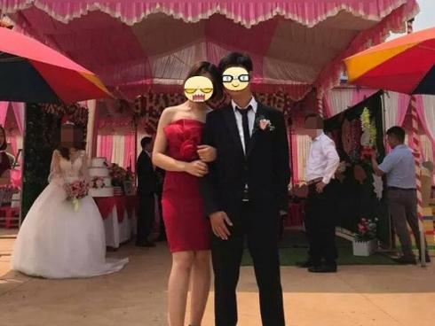 Tranh cãi gay gắt khoảnh khắc chú rể tình tứ chụp ảnh cùng người yêu cũ, bỏ lại cô dâu bơ vơ đứng phía sau