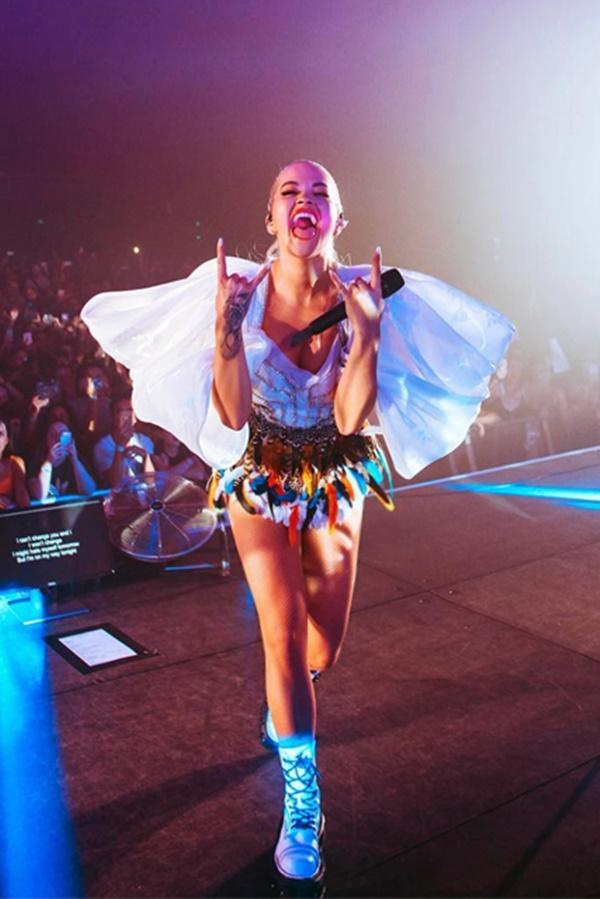 Rita Ora diện đến 2 thiết kế của Công Trí khi thổi tung sân khấu trong tour diễn Phoenix-1