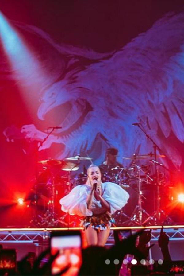 Rita Ora diện đến 2 thiết kế của Công Trí khi thổi tung sân khấu trong tour diễn Phoenix-2