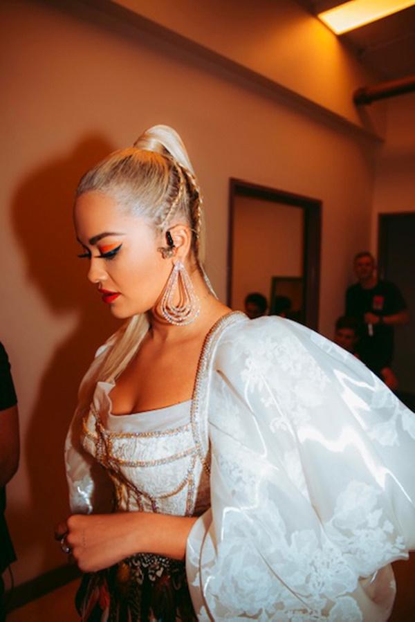 Rita Ora diện đến 2 thiết kế của Công Trí khi thổi tung sân khấu trong tour diễn Phoenix-8