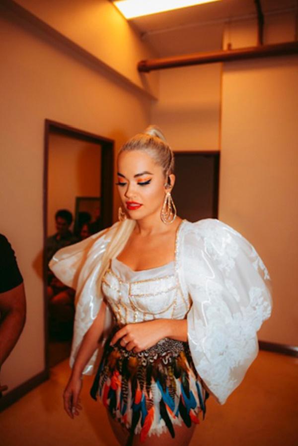 Rita Ora diện đến 2 thiết kế của Công Trí khi thổi tung sân khấu trong tour diễn Phoenix-9