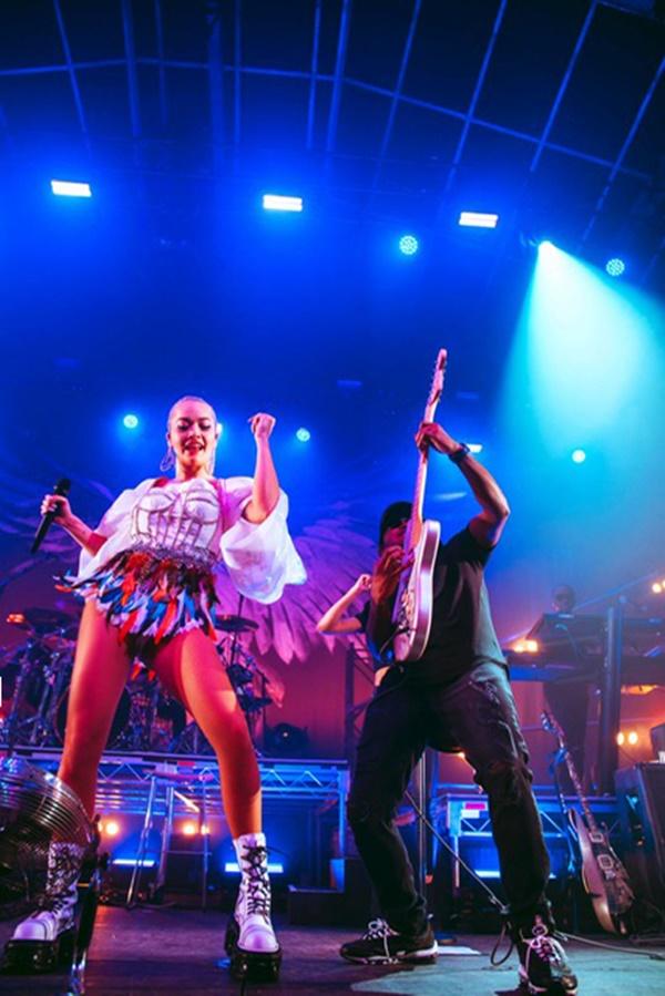 Rita Ora diện đến 2 thiết kế của Công Trí khi thổi tung sân khấu trong tour diễn Phoenix-12