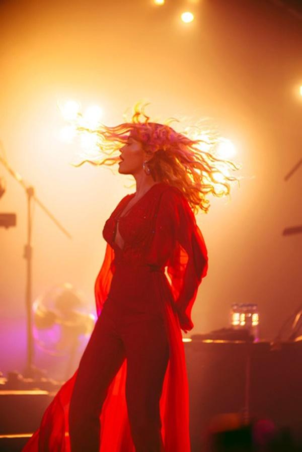 Rita Ora diện đến 2 thiết kế của Công Trí khi thổi tung sân khấu trong tour diễn Phoenix-13