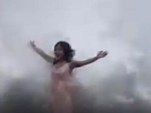 Cô gái trẻ suýt chết thảm vì hồn nhiên tạo dáng bên bờ biển