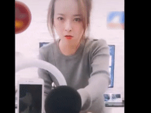 Vợ tung ‘tuyệt chiêu’ dằn mặt khi chồng đòi ra quán hát karaoke Vợ tung ‘tuyệt chiêu’ dằn mặt khi chồng đòi ra quán hát karaoke