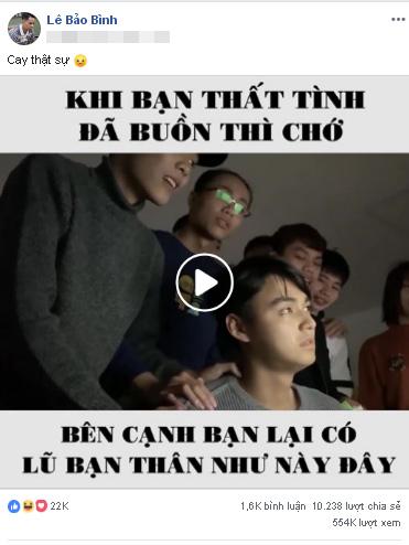 Bị lũ bạn thân ai nấy lo hát ca khúc thất tình khi đang buồn nhưng ngoại hình nam chính mới là điểm gây chú ý-1