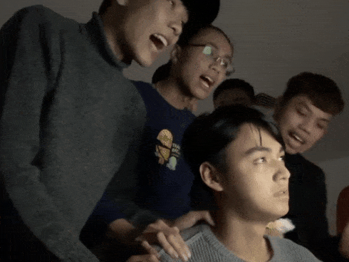 Thanh niên khiến người xem vừa thương vừa buồn cười khi đi dọc cầu Nhật Tân uống nước ngọt, ăn bim bim vì thất tình-4