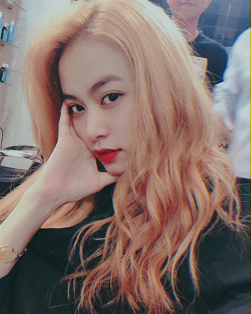 Vĩnh Thụy - Hoàng Thùy Linh có vẻ chạm đáy thất tình nên nàng nhuộm tóc trắng phớ, chàng cạo tóc dân chơi-5