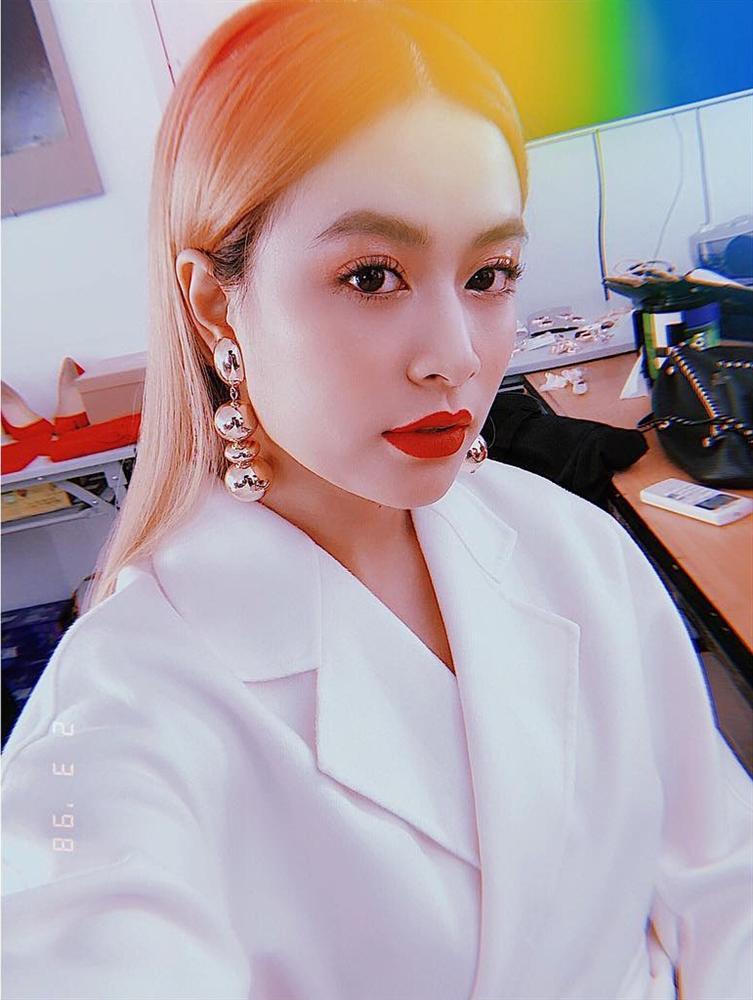 Vĩnh Thụy - Hoàng Thùy Linh có vẻ chạm đáy thất tình nên nàng nhuộm tóc trắng phớ, chàng cạo tóc dân chơi-8