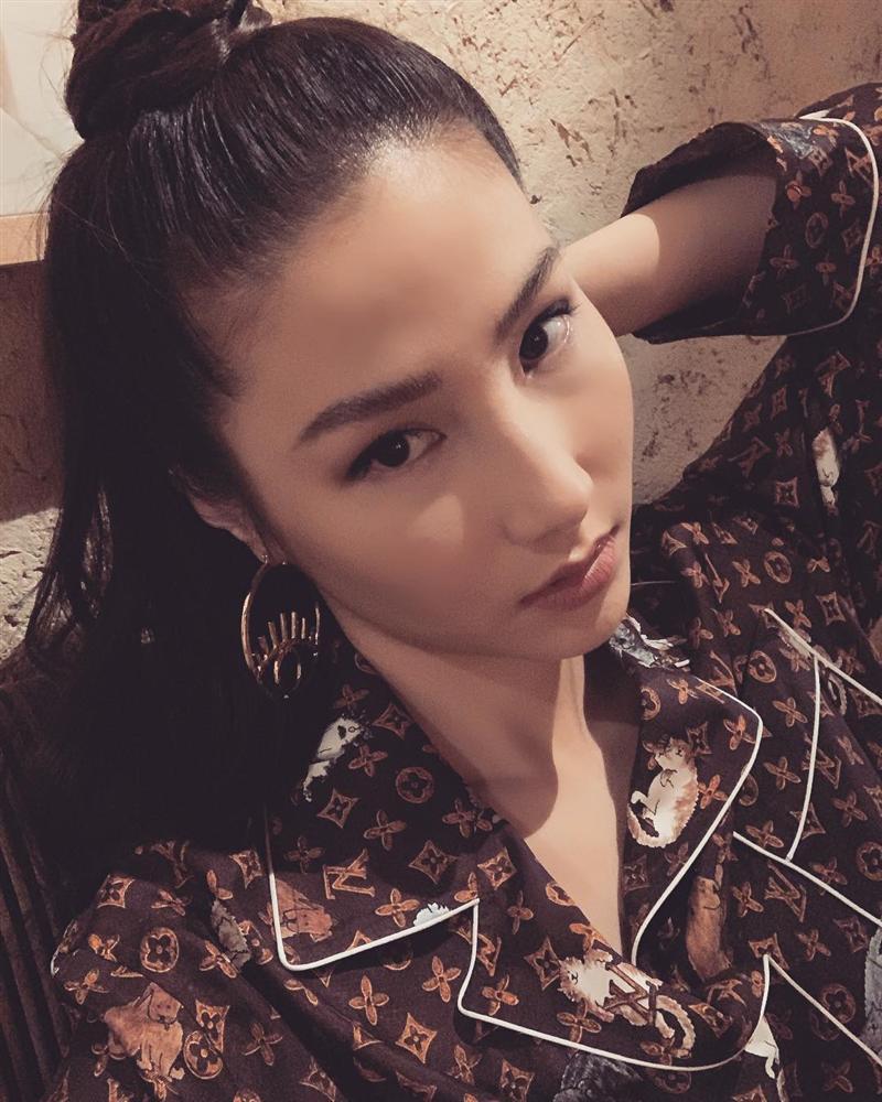 Phi Thanh Vân hoài niệm quá khứ đen nhẻm nhưng ai nấy chỉ chú ý chiếc váy cẩm hường vừa sến vừa hở-5