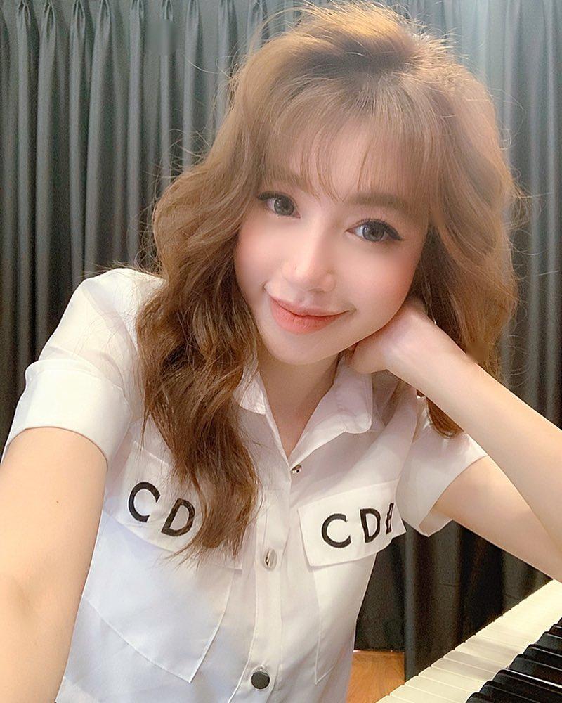 Phi Thanh Vân hoài niệm quá khứ đen nhẻm nhưng ai nấy chỉ chú ý chiếc váy cẩm hường vừa sến vừa hở-6