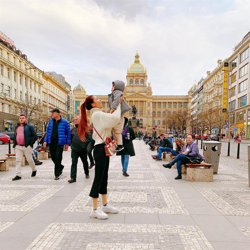 Phi Thanh Vân hoài niệm quá khứ đen nhẻm nhưng ai nấy chỉ chú ý chiếc váy cẩm hường vừa sến vừa hở-8