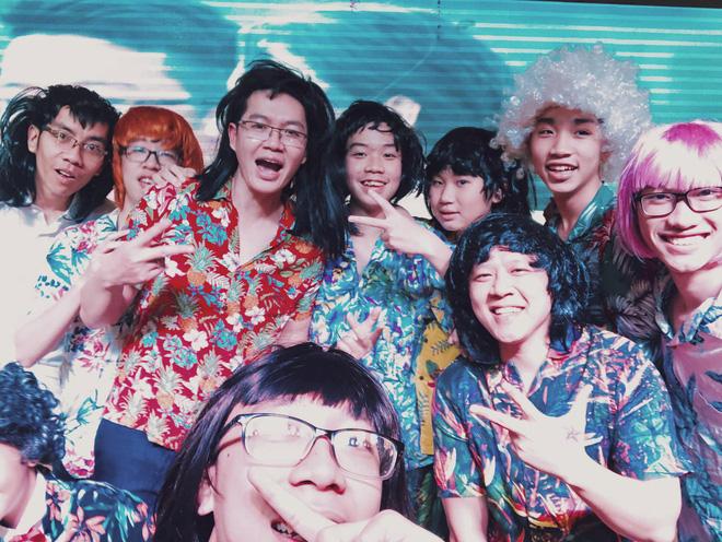 Khoảnh khắc được share điên đảo hôm nay: 11 anh em giả nữ hát hò trong đám cưới vì bà ngoại ao ước có cháu gái-5