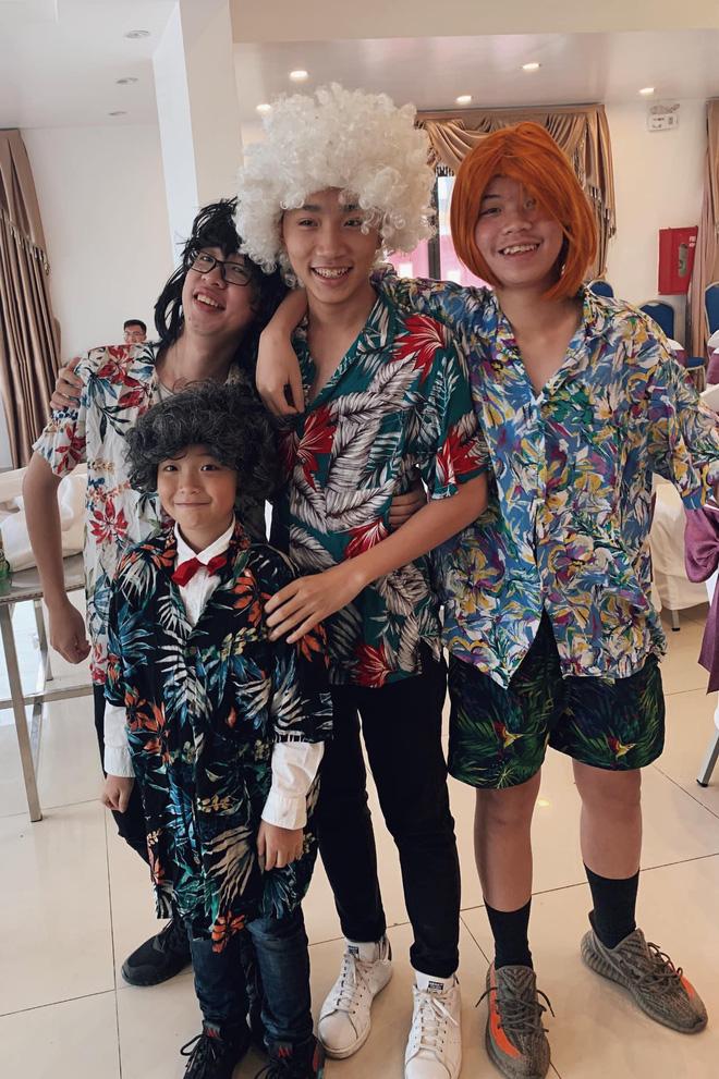 Khoảnh khắc được share điên đảo hôm nay: 11 anh em giả nữ hát hò trong đám cưới vì bà ngoại ao ước có cháu gái-2