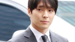 Sau 21 giờ thẩm vấn tại sở cảnh sát, Choi Jong Hoon lại nhận 'gạch đá' khi 'thả tim' cho bức ảnh của mình