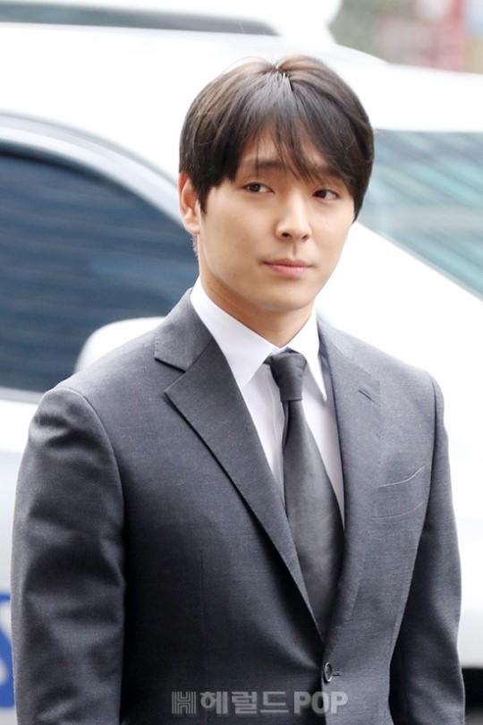 Sau 21 giờ thẩm vấn tại sở cảnh sát, Choi Jong Hoon lại nhận gạch đá khi thả tim cho bức ảnh của mình-1