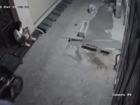 Clip: Tên cướp 'hụt hẫng' vì cô gái phản xạ nhanh như cắt