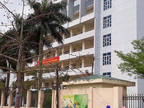 Đình chỉ thầy giáo dạy Văn cho học sinh đóng cảnh nóng trong giờ học-1