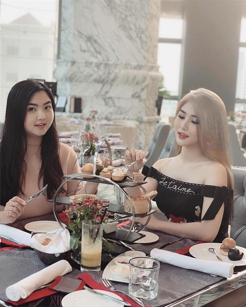 Vừa khoe hình xăm mới ở chân ngực, Hương Tràm lại gây sốc với mái tóc bạch kim-2