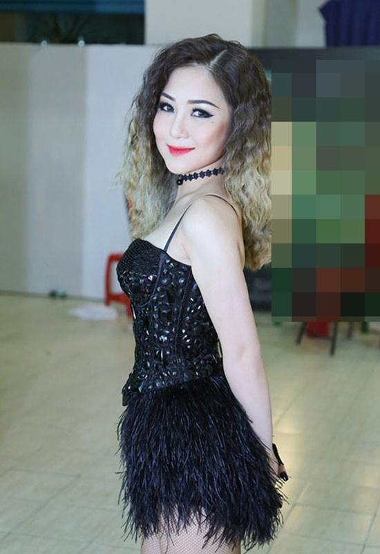 Vừa khoe hình xăm mới ở chân ngực, Hương Tràm lại gây sốc với mái tóc bạch kim-5